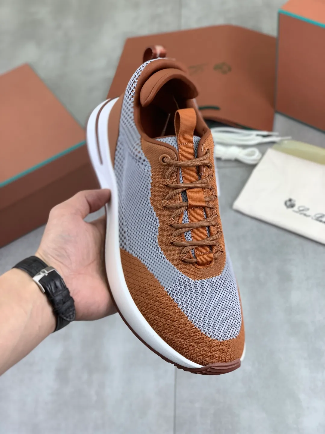 Men's men's shoes 💰P542 New style 💰High quality The latest casual shoes Loro Piana 💯Top grade💯Buy the original copy💯 Founded the existing Loro Piana company on April 24, 1924. The family has been operating for the sixth generation, providing top quality products to customers who are discerning in taste and quality. Imported original fly woven fabrics with cowhide fabric, plain calfskin lining, hand-stitched threads with cowhide feet, original packaging, high-end outsole, size: 38-46, multiple colors available, complete package